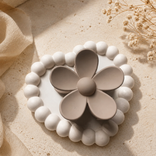 Mocha Daisy Hair Claw π€πΌ